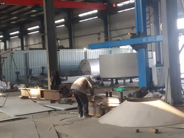 昊阳环保工人正在加工 昊阳环保工人正在加工